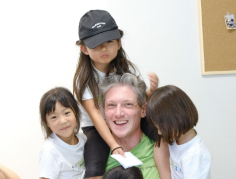 ちびっこに大人気のネイティブの先生が担当!